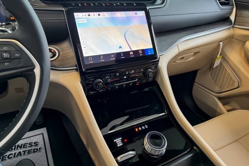 New 2025 Jeep Grand Cherokee L Limited w/ Luxury Tech Group II image 18