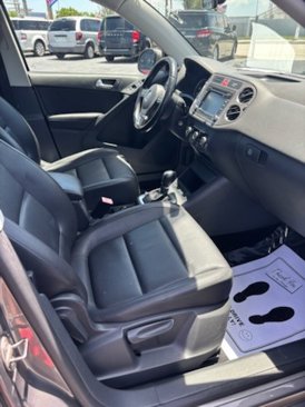 Used 2011 Volkswagen Tiguan SE image 11