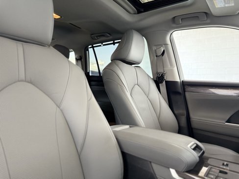 Used 2024 Toyota Highlander Limited image 55