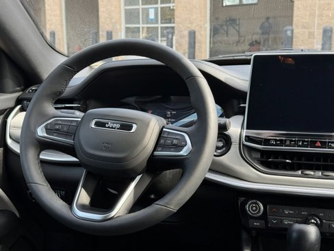 Used 2025 Jeep Compass Limited image 55