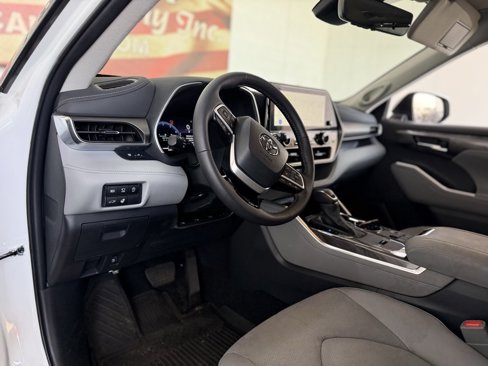 Used 2024 Toyota Highlander Limited image 32