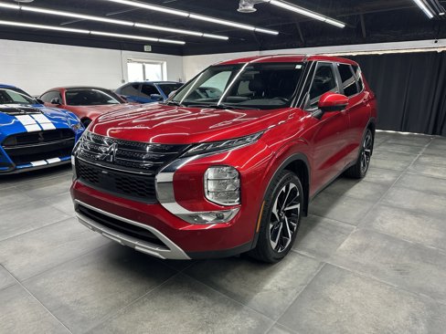 Used 2024 Mitsubishi Outlander SE image 1