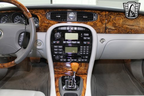Used 2006 Jaguar XJ8 image 17