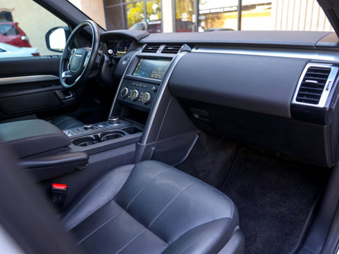 Used 2020 Land Rover Discovery Landmark image 47