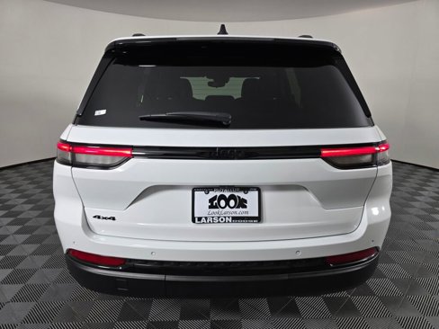 Used 2023 Jeep Grand Cherokee Altitude image 5