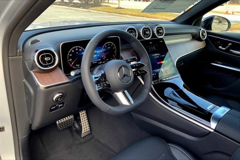 Used 2025 Mercedes-Benz GLC 300 4MATIC image 9