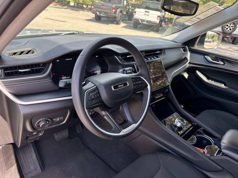 Used 2023 Jeep Grand Cherokee L Laredo image 12