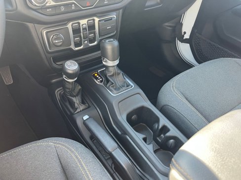 Used 2025 Jeep Wrangler Sahara image 40