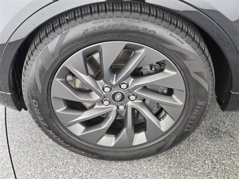 Certified 2024 Land Rover Discovery Dynamic SE image 9
