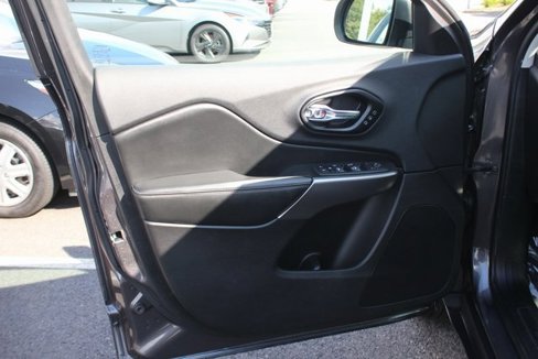 Used 2020 Jeep Cherokee Limited image 18