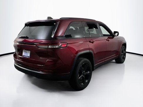 Used 2023 Jeep Grand Cherokee Altitude image 5