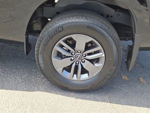 Used 2025 Nissan Frontier SV image 34