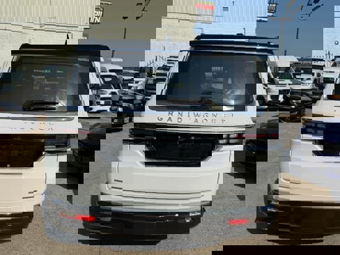 Used 2022 Jeep Grand Wagoneer Series III image 5