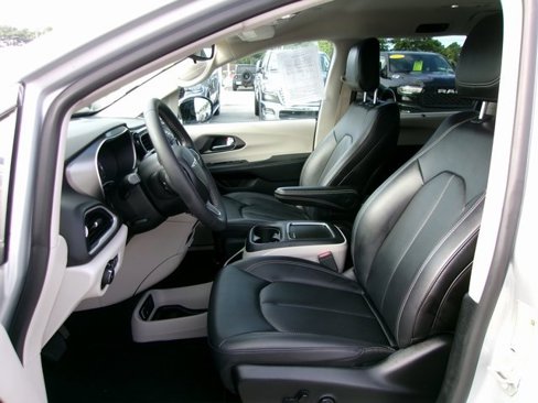 Used 2024 Chrysler Pacifica Touring-L image 12