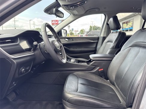 Used 2023 Jeep Grand Cherokee Limited image 11