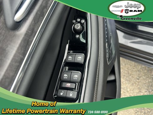 Used 2022 Jeep Grand Cherokee Overland w/ Luxury Tech Group IV image 19
