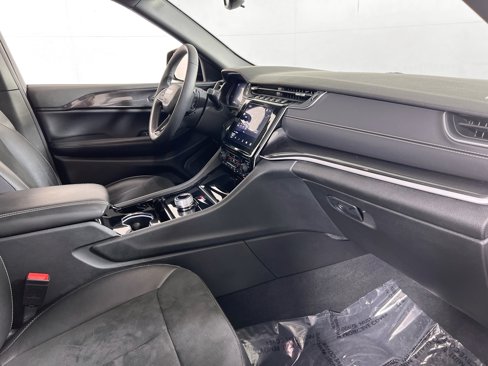 Used 2023 Jeep Grand Cherokee Altitude image 28
