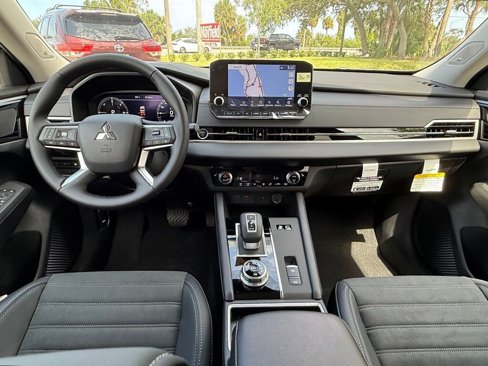 New 2025 Mitsubishi Outlander SE image 12