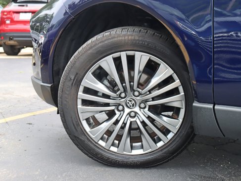 Used 2024 Toyota Venza XLE image 14