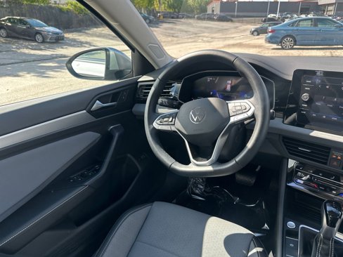 Used 2025 Volkswagen Jetta SE image 34