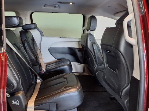 Used 2023 Chrysler Pacifica Touring-L image 12