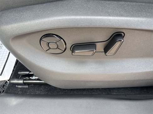 New 2025 Volkswagen Tiguan SE image 10