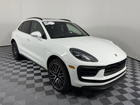 Certified 2025 Porsche Macan image 7