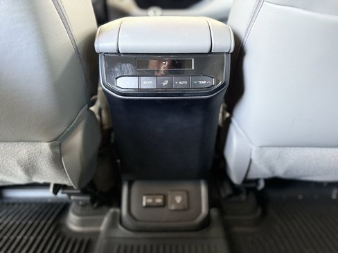 Used 2024 Toyota Highlander Limited image 22