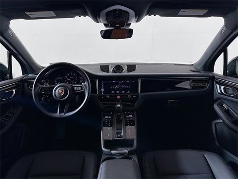 Used 2025 Porsche Macan image 27
