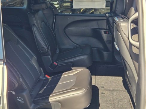 New 2026 Chrysler Pacifica Select image 8