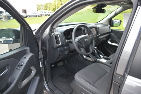 Used 2024 Nissan Frontier SV image 9