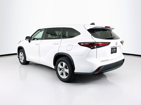 Used 2024 Toyota Highlander LE image 5