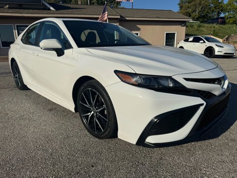 Used 2022 Toyota Camry SE image 1