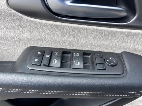 Used 2023 Chrysler Pacifica Touring-L image 19