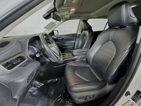 Used 2023 Toyota Highlander XLE image 10