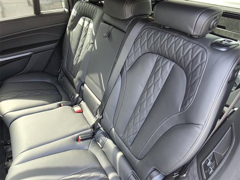 New 2026 BMW X7 M60i image 13