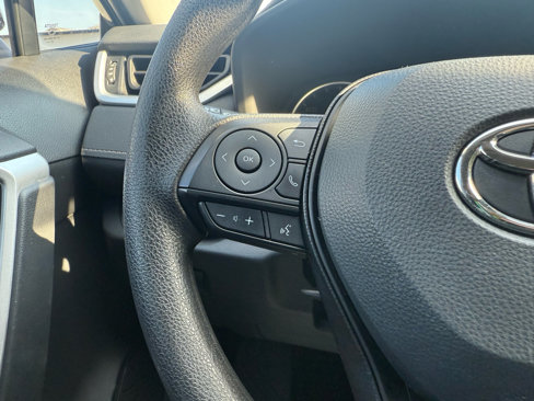 Used 2022 Toyota RAV4 LE image 17