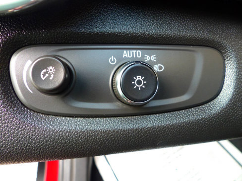 Used 2025 Chevrolet Trax RS w/ Sunroof Package image 24