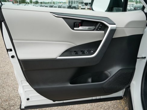 Used 2021 Toyota RAV4 XLE Premium image 12