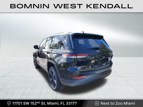 Used 2025 Jeep Grand Cherokee Limited w/ Black Appearance Package image 3