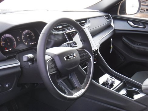 New 2025 Jeep Grand Cherokee L Laredo image 13
