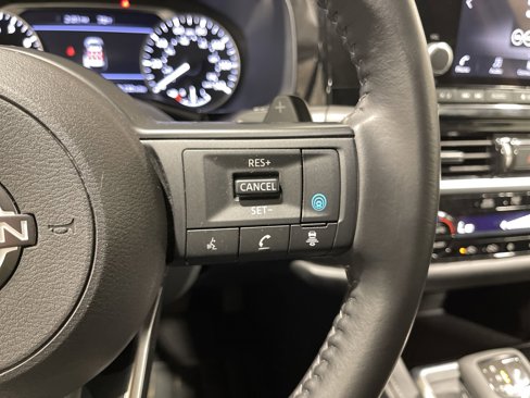Used 2025 Nissan Pathfinder SV image 16