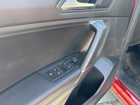 Used 2020 Volkswagen Tiguan SE w/ Panoramic Sunroof Package image 16