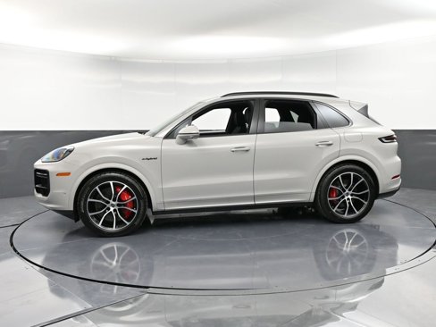 New 2025 Porsche Cayenne Turbo image 2