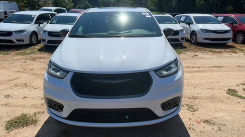 New 2026 Chrysler Pacifica Select image 3