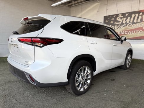 Used 2024 Toyota Highlander Limited image 14