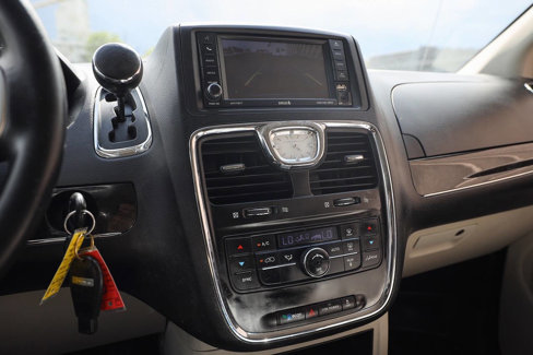Used 2015 Chrysler Town & Country Touring image 13