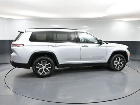 Used 2024 Jeep Grand Cherokee L Limited w/ Luxury Tech Group II image 4