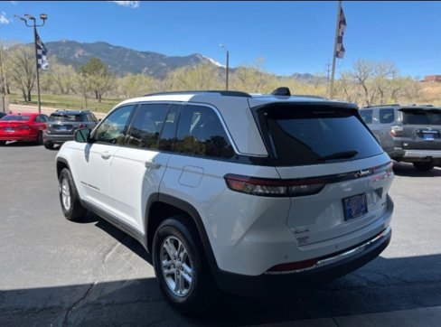 Used 2023 Jeep Grand Cherokee Laredo image 9
