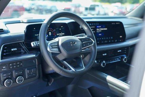 Used 2025 Chevrolet Suburban Z71 image 34